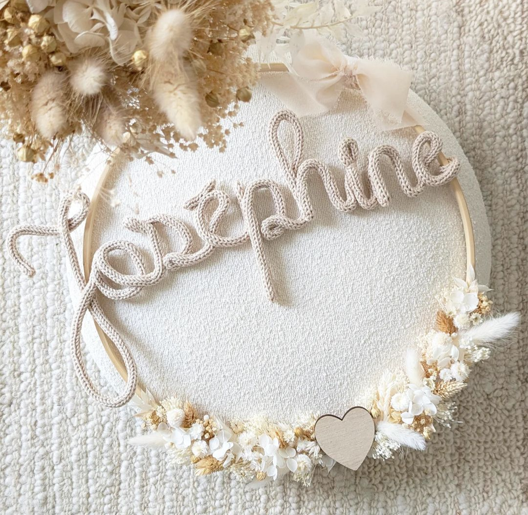 Couronne fleurie tons naturels (blanc, écru et beige) | Prénom en tricotin coloris beige