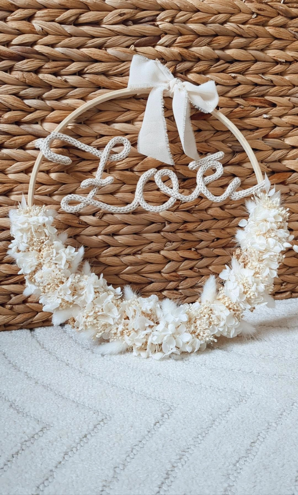 Couronne fleurie avec prénom en tricotin et fleurs séchées