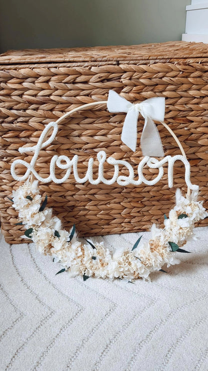 Couronne fleurie avec prénom en tricotin et fleurs séchées