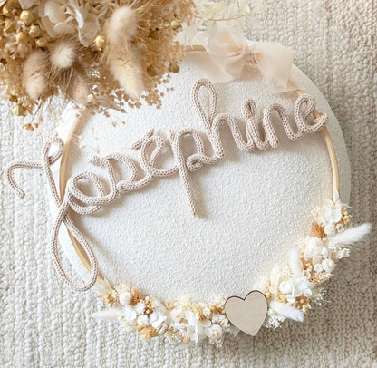 Couronne fleurie tons naturels (blanc, écru et beige) | Prénom en tricotin coloris beige