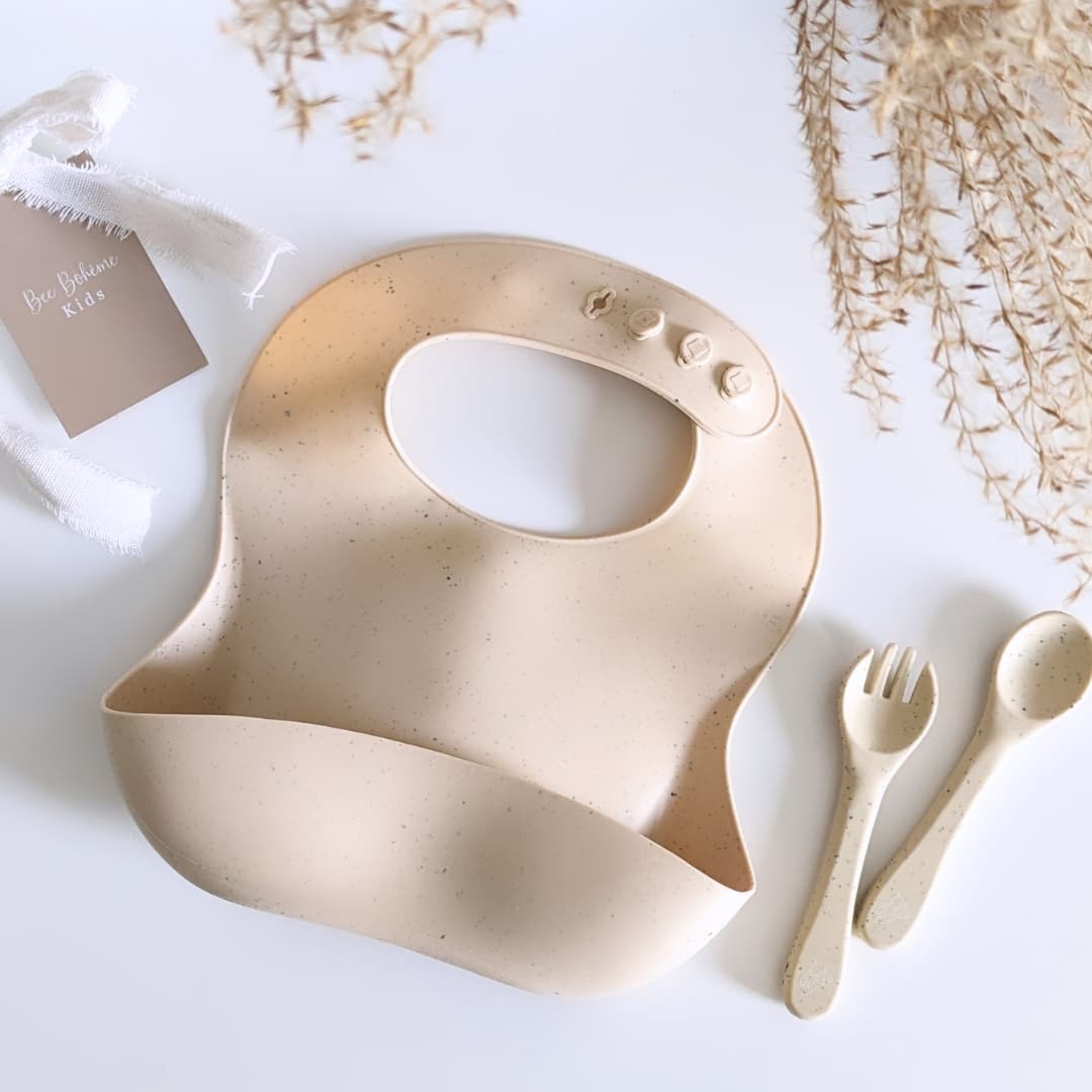 Ensemble bavoir et couverts en silicone