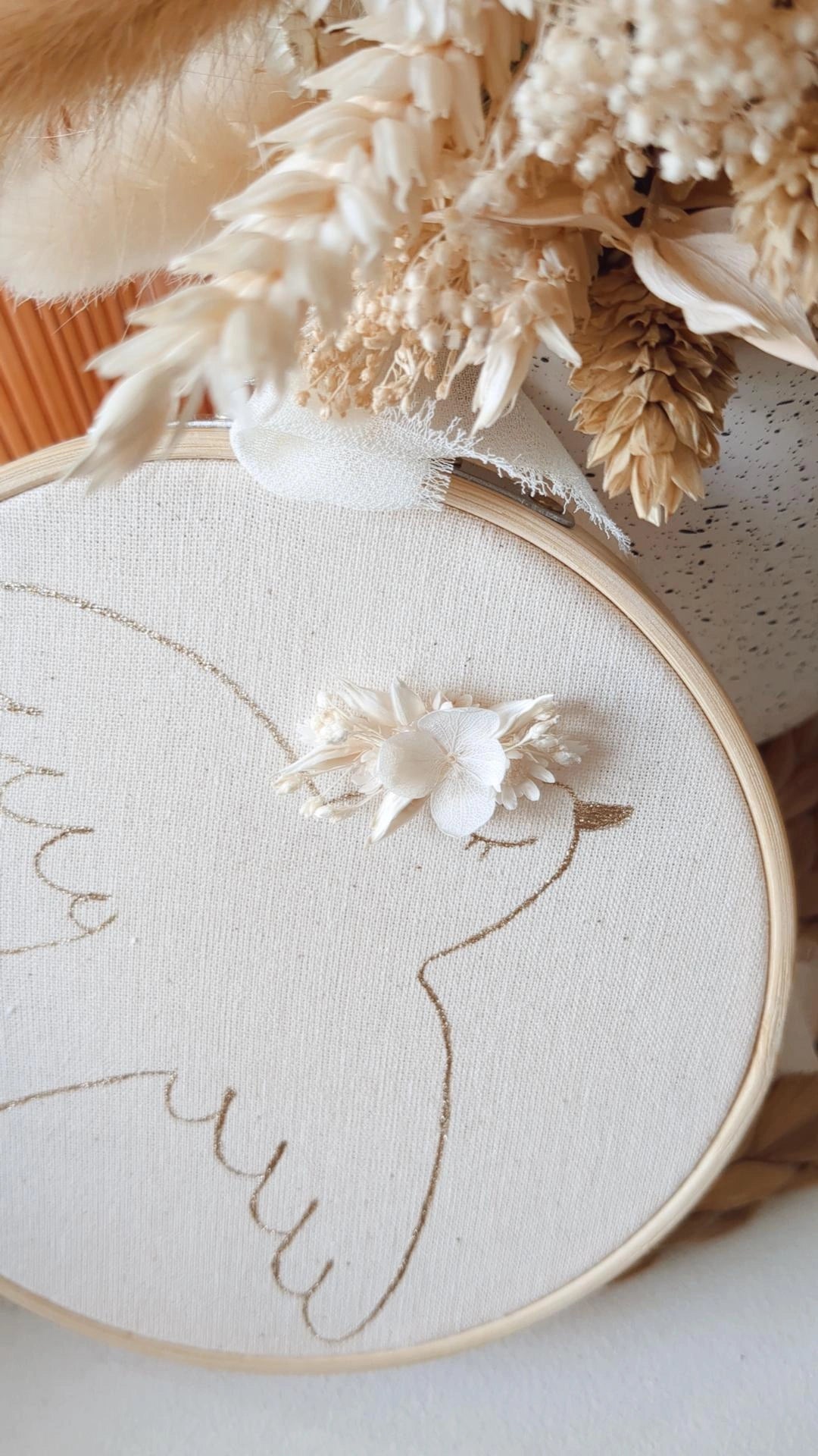 Douce hirondelle • Tambour hirondelle doré et fleuri à la main