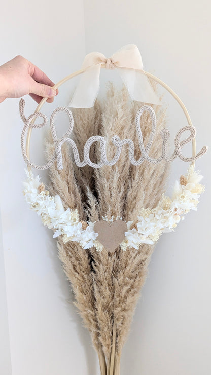Couronne fleurie tons naturels (blanc, écru et beige) | Prénom en tricotin coloris beige
