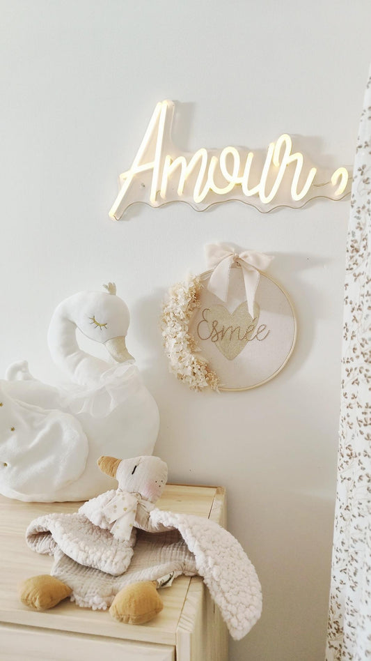 Tambour brodé et fleurs séchées cœur doré à la main