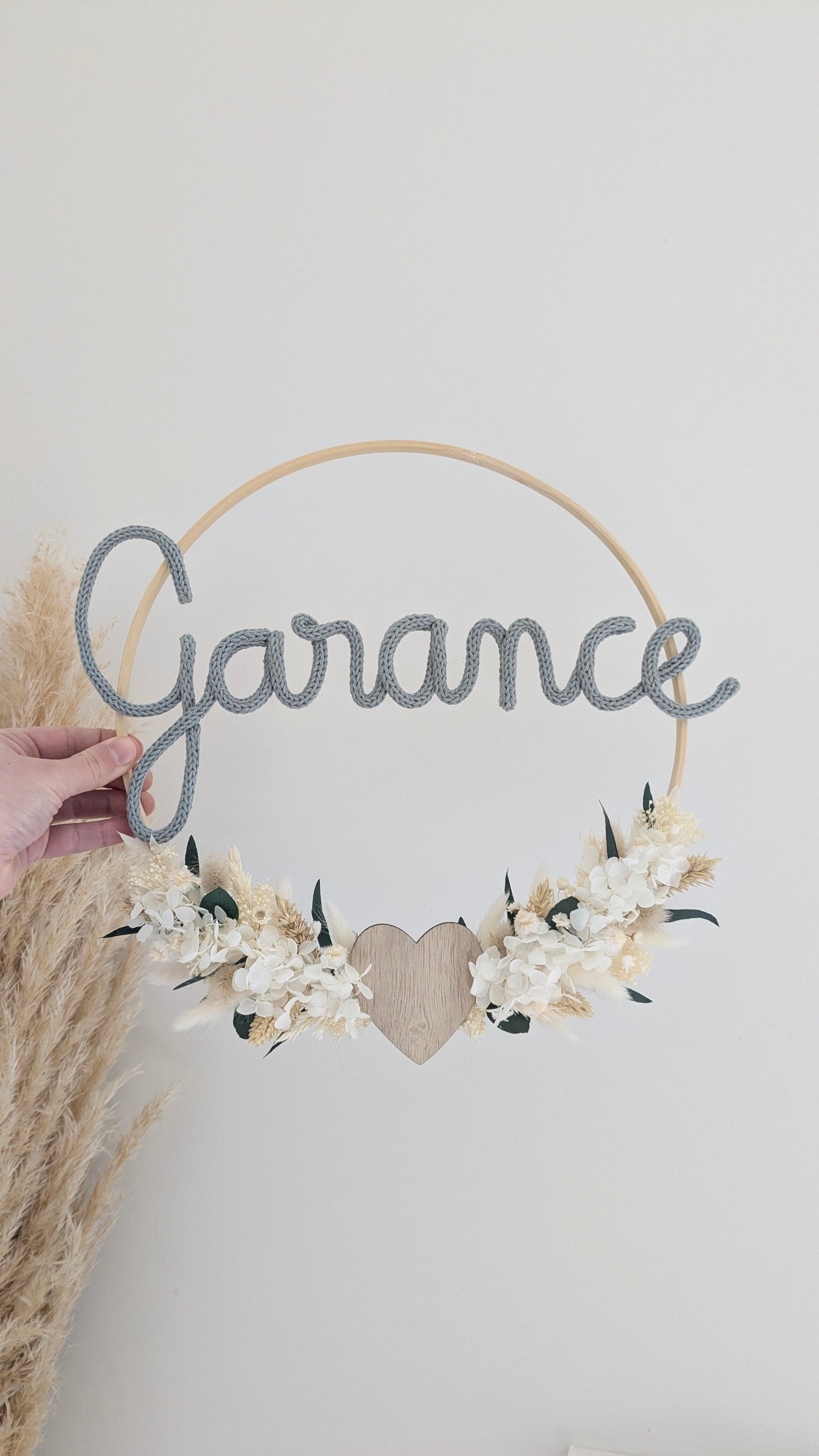 Couronne fleurie tons naturels (blanc, écru et beige) + eucalyptus vert (en quantité importante sur demande) | Prénom en tricotin coloris vert d'eau (coloris personnalisé)