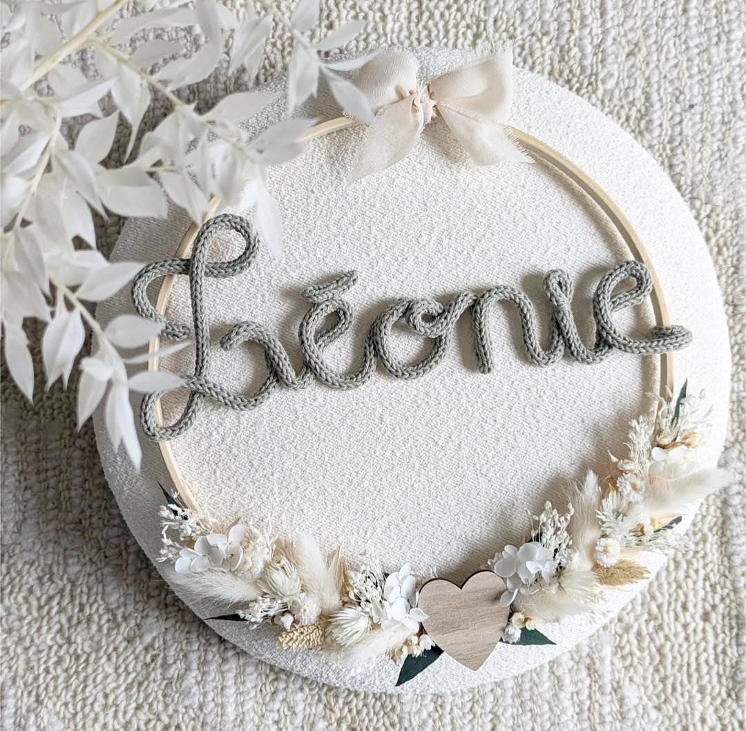 Couronne fleurie tons naturels (blanc, écru et beige) + eucalyptus vert | Prénom en tricotin coloris vert d'eau (personnalisé)
