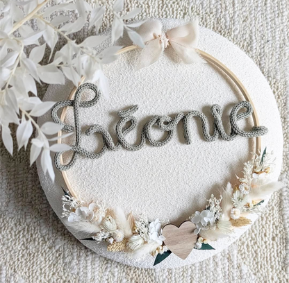 Couronne fleurie tons naturels (blanc, écru et beige) + eucalyptus vert | Prénom en tricotin coloris vert d'eau (personnalisé)