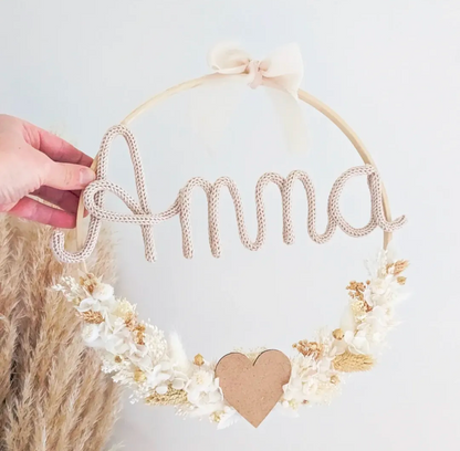 Couronne fleurie tons naturels (blanc, écru et beige) | Prénom en tricotin coloris beige