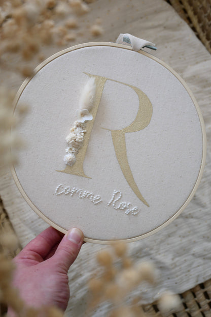 Tambourin initiale fleurie et dorée à la main